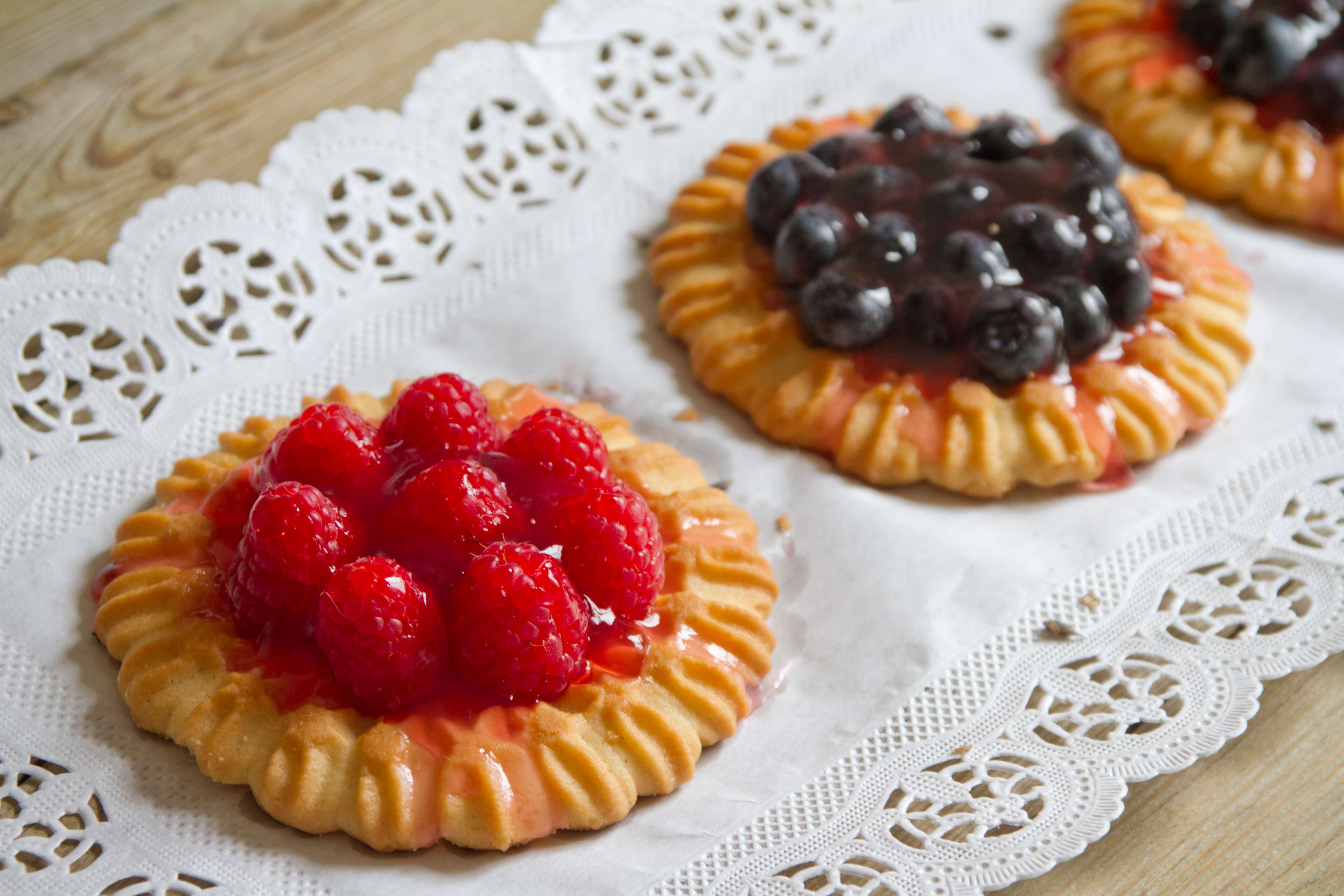 tartelette-mis-sur-un-papier-dentelle